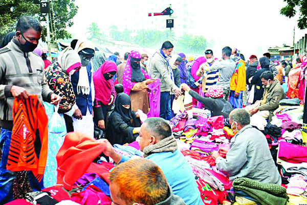 পাল্লা দিয়ে বাড়ছে গরম কাপড়ে বেচাকেনা