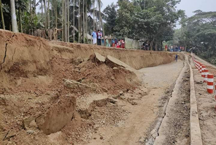 কাপাসিয়ায় ভূমিধস, শ্রীপুর-কাপাসিয়া সড়ক যোগাযোগ বিচ্ছিন্ন