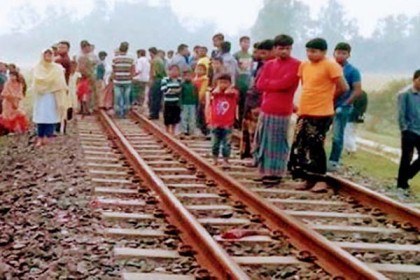 সিরাজগঞ্জে রেললাইনে বসে ফোনালাপ, প্রাণ গেল খালা-ভাগ্নির

