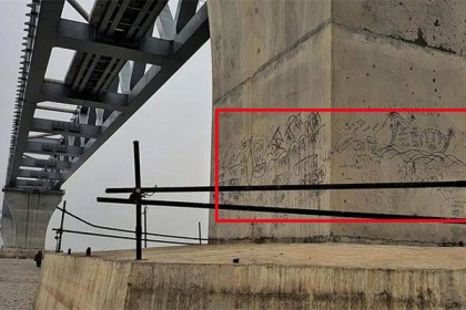 নিষেধাজ্ঞার পরও পদ্মাসেতুর পিলারে লেখা-আঁকিবুকি