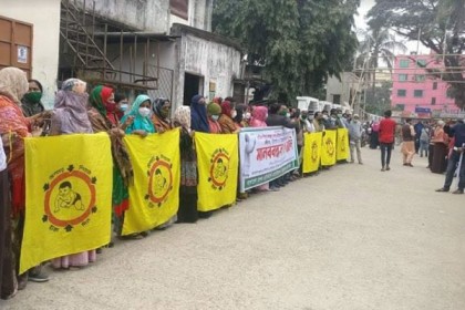 ভাস্কর্য ভাঙচুরের প্রতিবাদে নেত্রকোনায় স্বাস্থ্য সহকারীদের মানববন্ধন

