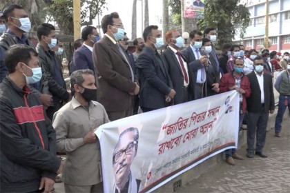 বঙ্গবন্ধুর ভাস্কর্য ভাঙার প্রতিবাদে যশোরে মানববন্ধন