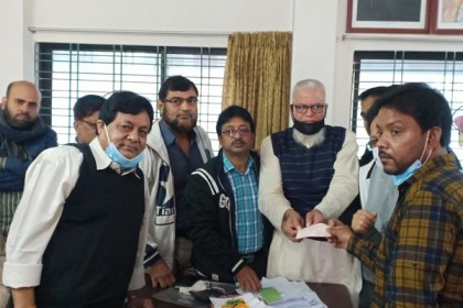 নিঃস্ব ব্যবসায়ীকে ঘুরে দাঁড়াতে সহযোগিতা দিলেন অন্য ব্যবসায়ীরা