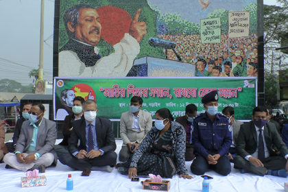 ভাস্কর্য ভাঙার প্রতিবাদে নড়াইলে সরকারি কর্মকর্তা ফোরামের সমাবেশ