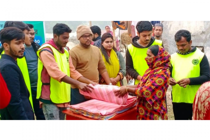 নওগাঁর বিভিন্ন স্থানে শীতের উপহার কম্বল বিতরণ