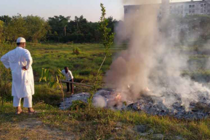 ৫ ঘণ্টা দাঁড়িয়ে ২২ বস্তা কাগজ পোড়ালেন ডিন!