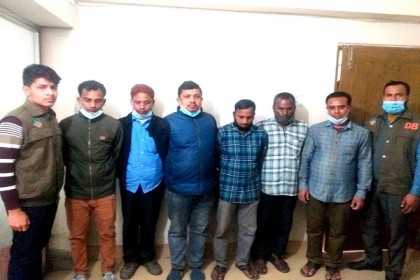 রংপুরেরে বিআরটিএ কার্যালয়ে ৬ দালাল আটক