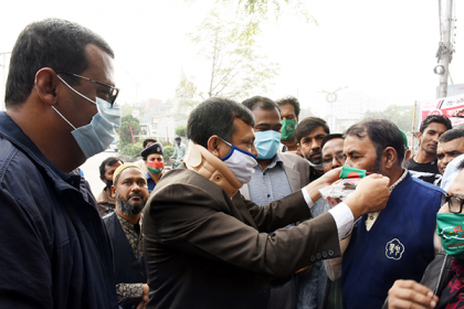 'সবাই মাস্ক পরবো, সেটাই আমাদের টিকা'

