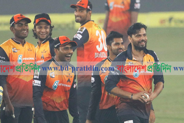 মাশরাফির ৫ উইকেটে চট্টগ্রামকে হারিয়ে ফাইনালে খুলনা

