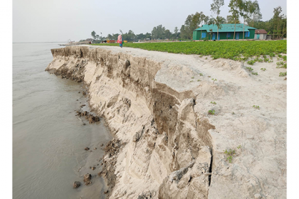 চৌহালীতে যমুনার ভাঙনে হুমকির মুখে স্কুল