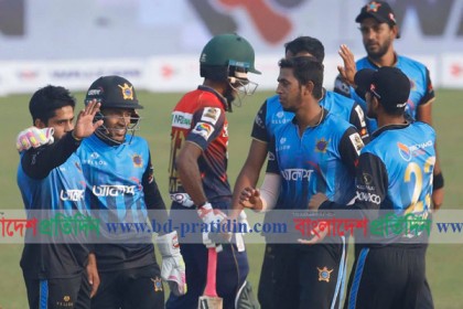 এলিমিনেটর ম্যাচে বরিশালকে ৯ রানে হারাল ঢাকা