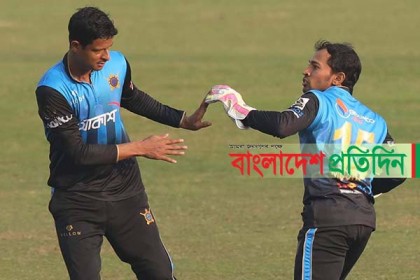 সতীর্থ নাসুমকে খেলার মধ্যে মারতে গেলেন মুশফিক!

