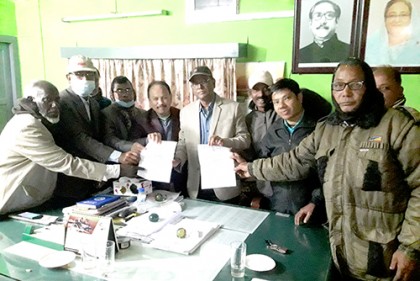 সেতাবগঞ্জ চিনিকল চালুসহ ৬ দফা দাবি সম্বলিত স্মারকলিপি দিয়েছে আখচাষীরা