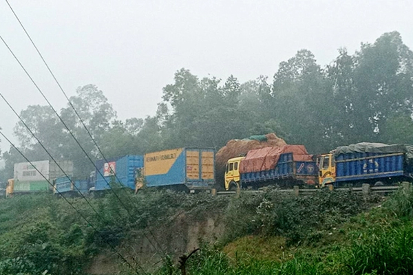 বঙ্গবন্ধু সেতু এলাকায় দীর্ঘ যানজটে ভোগান্তি