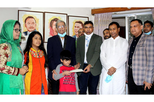 প্রয়াত শফিউল বারী বাবুর পরিবারের পাশে মির্জা ফখরুল