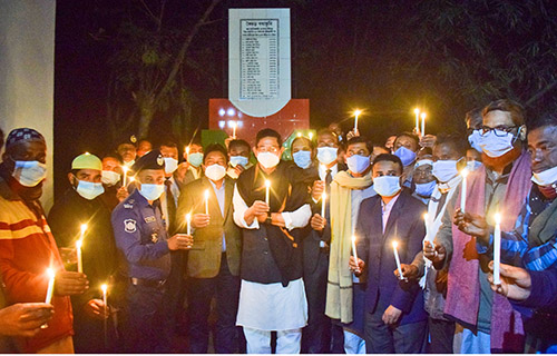 বগুড়ায় মোমবাতি প্রজ্জলন করে শহীদদের শ্রদ্ধা নিবেদন জেলা প্রশাসনের