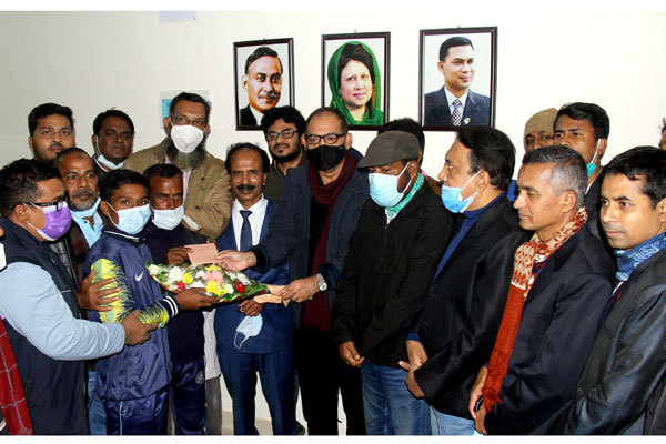 সাঁতারু  রাব্বীর পড়াশোনার 
দায়িত্ব নিলেন এমপি সিরাজ 