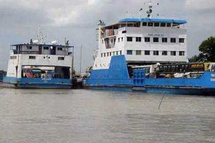 ৫ ঘণ্টা পর পাটুরিয়া-দৌলতদিয়া নৌরুটে ফেরি চলাচল শুরু