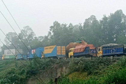 বঙ্গবন্ধু সেতু এলাকায় দীর্ঘ যানজটে ভোগান্তি