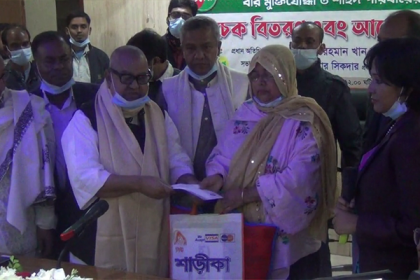 টাঙ্গাইলে মুক্তিযোদ্ধা ও শহীদ পরিবারের মাঝে চেক বিতরণ