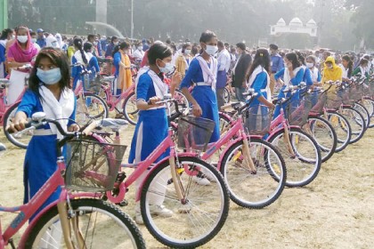 
মাগুরায় দরিদ্র মেধাবী ছাত্রীদের মাঝে বাইসাইকেল বিতরণ