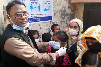 সিদ্ধিরগঞ্জে টিকা কেন্দ্রে সুরক্ষা সামগ্রী প্রদান