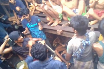 পাচারের নৌকায় রোহিঙ্গাদের মারধর (ভিডিও) 

