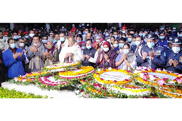 বিজয় দিবসে টুঙ্গিপাড়ায় বঙ্গবন্ধুর সমাধিতে শ্রদ্ধা