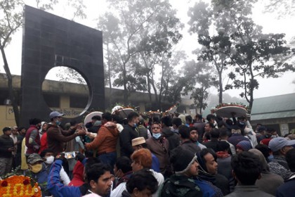 কালিয়াকৈরে শহীদদের প্রতি শ্রদ্ধা জানিয়ে পুষ্পস্তবক অর্পণ
