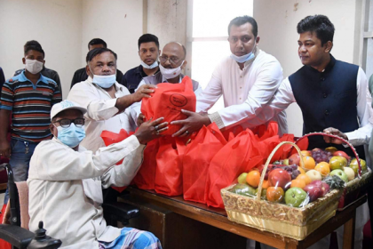 বিজয় দিবসে যুদ্ধাহত মুক্তিযোদ্ধা ও শহীদ পরিবারের মাঝে প্রধানমন্ত্রীর উপহার