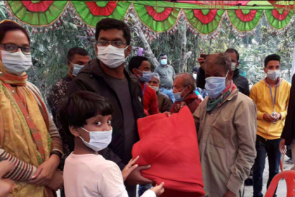 তেঁতুলিয়ায় শীতার্ত মানুষের মাঝে কম্বল বিতরণ