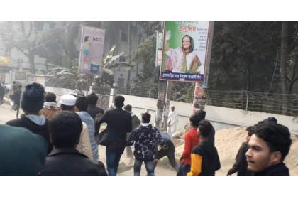 স্মৃতিসৌধে ফুল দেয়াকে কেন্দ্র করে নুরের সমর্থকদের সঙ্গে ছাত্রলীগের হাতাহাতি-ধাওয়া