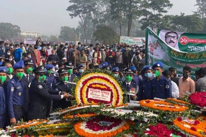সাভারে জাতীয় স্মৃতিসৌধে সর্বস্তরের জনতার ঢল