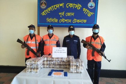 সমুদ্রপথে পাচারকালে ৩ লাখ ইয়াবা উদ্ধার