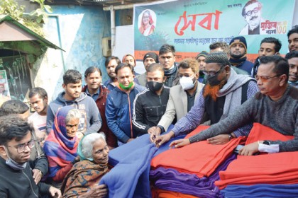 বগুড়ায় শীতার্তদের মাঝে কম্বল বিতরণ