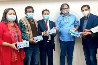 যুবলীগ চেয়ারম্যান শেখ পরশের কাছে অস্ট্রেলিয়া যুবলীগের ২৫ হাজার ফেসমাস্ক হস্তান্তর 