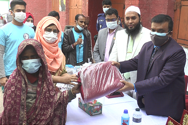 বরিশালে শীতার্তদের মাঝে শীত বস্ত্র বিতরণ