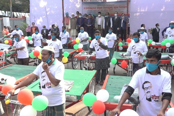 বরিশালে দরিদ্রদের মাঝে ভ্যান বিতরণ