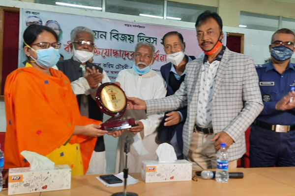 নোয়াখালীতে মুক্তিযোদ্ধাদের সংবর্ধনা ও ক্রেস্ট বিতরণ