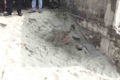 বালুর নিচ থেকে অটোরিকশা চালকের মরদেহ উদ্ধার 