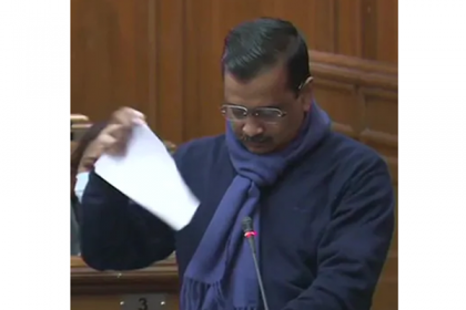 ব্রিটিশের চেয়েও খারাপ শাসক হবেন না: কৃষি আইনের কপি ছিঁড়ে কেজরিওয়াল