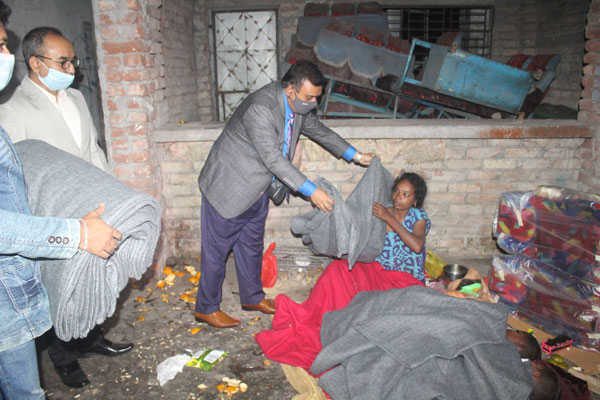 গভীর রাতে শীতার্তদের মাঝে শীতবস্ত্র বিতরণ