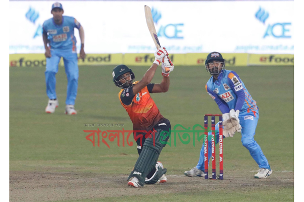 মাহমুদুল্লাহর ঝড়ো ব্যাটিংয়ে লড়াকু পুঁজি খুলনার