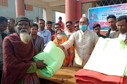 কলাপাড়ায় শীতার্তদের মাঝে কম্বল বিতরণ