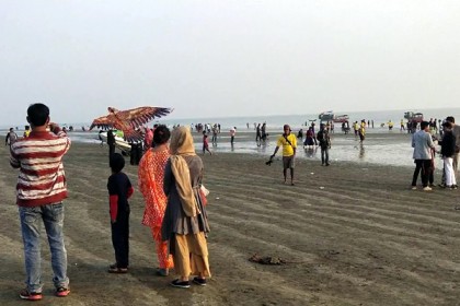 কুয়াকাটায় পর্যটকদের ভিড় বেড়েছে