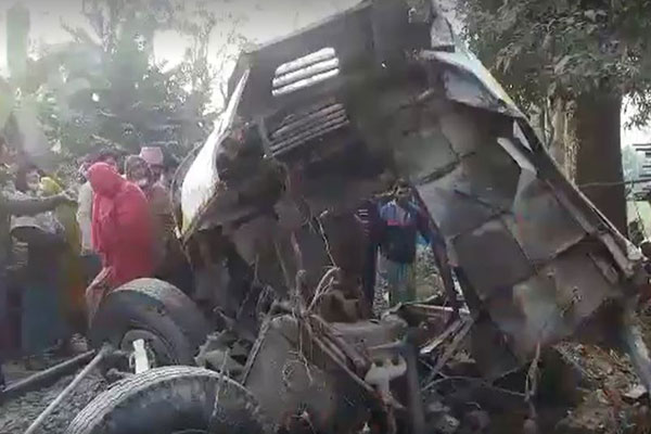 বাসকে ট্রেনের ধাক্কায় প্রাণ গেল ১২ জনের, আহত ৪