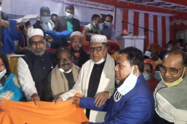 নাটোরে শীতার্তদের মাঝে কম্বল বিতরণ