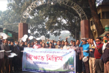 সেতাবগঞ্জ চিনিকল শ্রমিকদের থালা হাতে ভুখা মিছিল