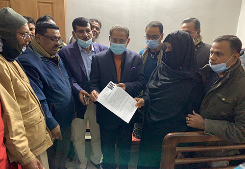 'প্রধানমন্ত্রীর অনুদান' পৌছে দিলেন আব্দুর রহমান