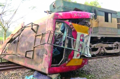 জয়পুরহাট ট্রেন-বাস দুর্ঘটনায় গেটম্যান বরখাস্ত